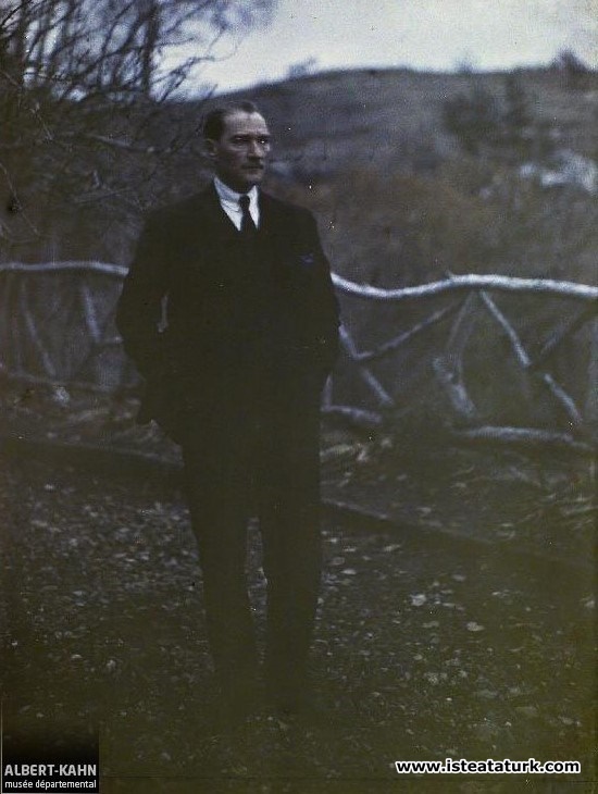 TBMM Reisi Gazi Mustafa Kemal Paşa Çankaya Köşkü bahçesinde. (12.1922)
