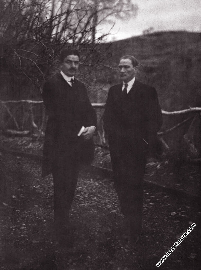 TBMM Reisi Gazi Mustafa Kemal Paşa, İcra Vekilleri Reisi Rauf Orbay İle birlikte Çankaya Köşkü bahçesinde. (12.1922)