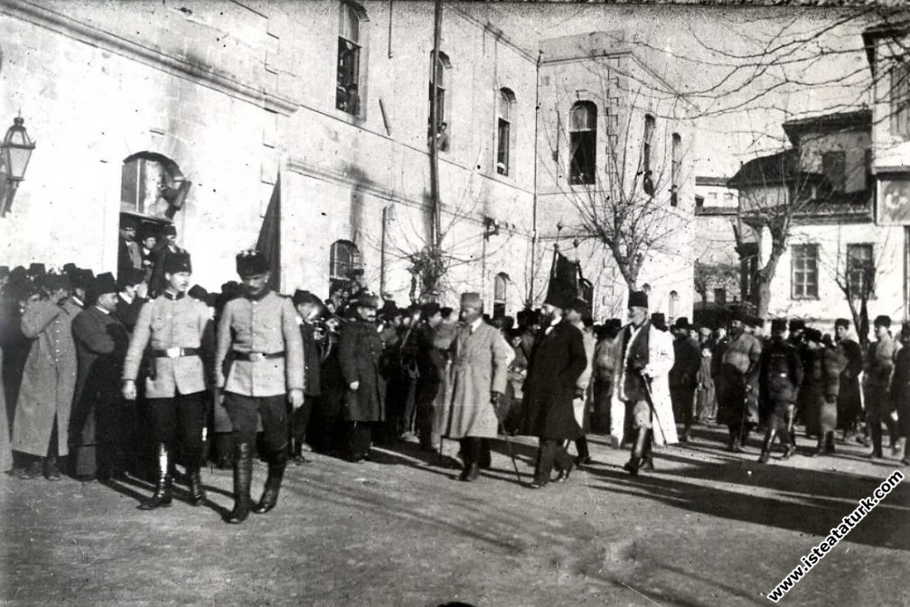 Mustafa Kemal'in Ankara Vilayet Konağı önünde karşılanışı. (27.12.1919)
