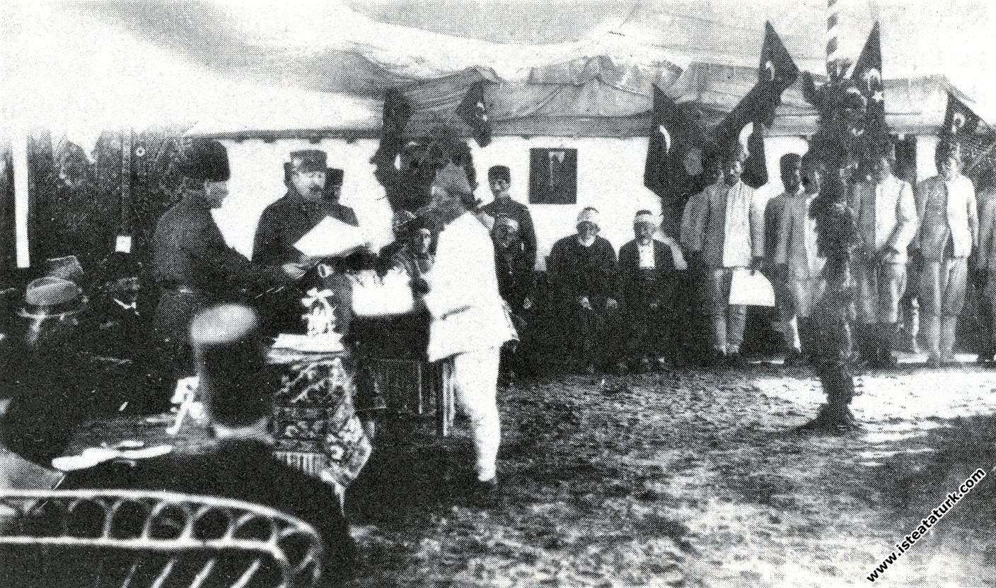 Mustafa Kemal, Konya Nalbant Okulu öğrencilerinin diploma töreninde. (03.04.1922)