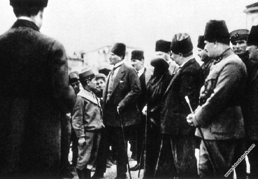 Gazi Mustafa Kemal Paşa, Tarsus'ta İttihat Okulu'nda. (18.03.1923)