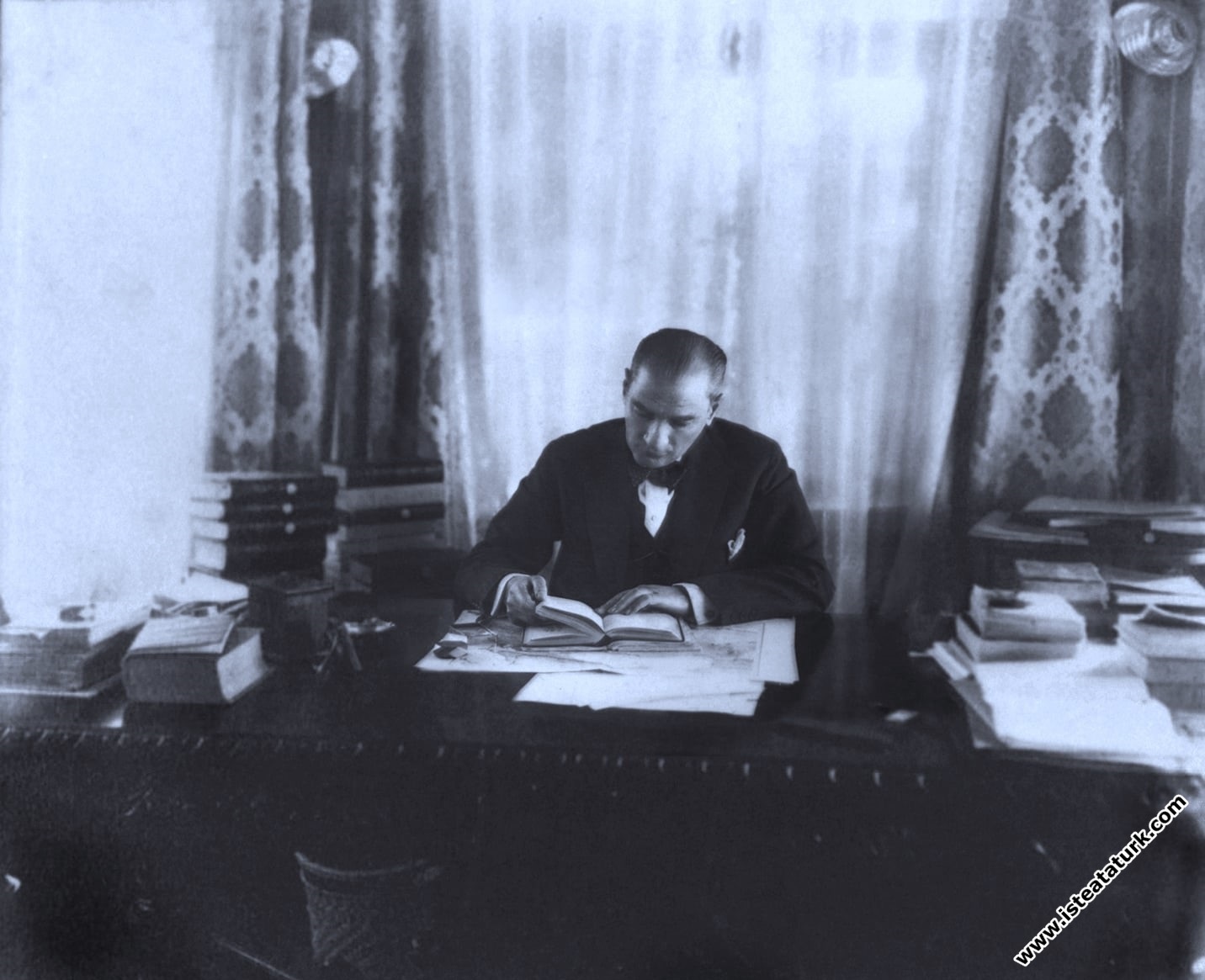Mustafa Kemal Atatürk Çankaya Köşkü'ndeki çalışma ...