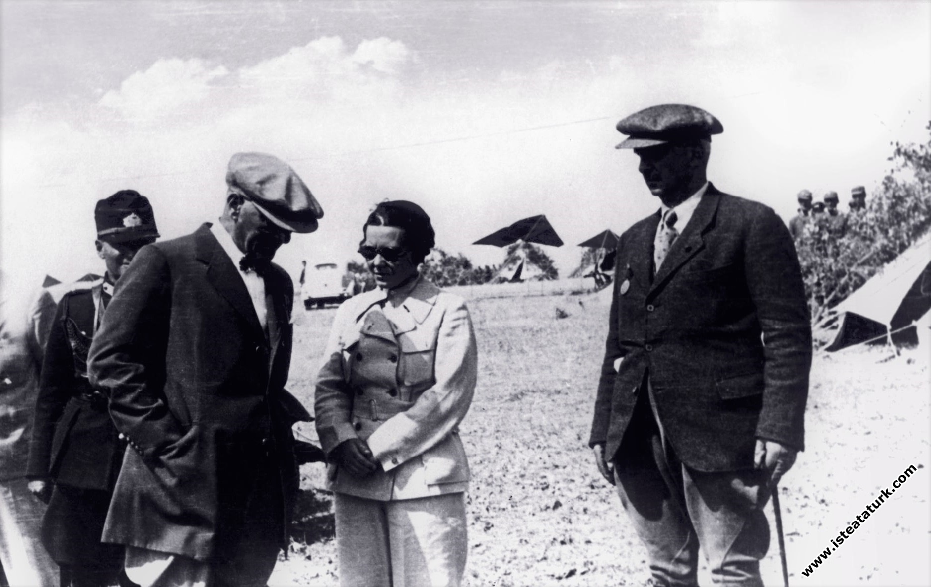 Atatürk Çorlu Çerkezköy yakınlarında yapılan Trakya  Manevraları’nda  Sabiha Gökçen ve İsmet İnönü ile birlikte. (17-20.08.1937)