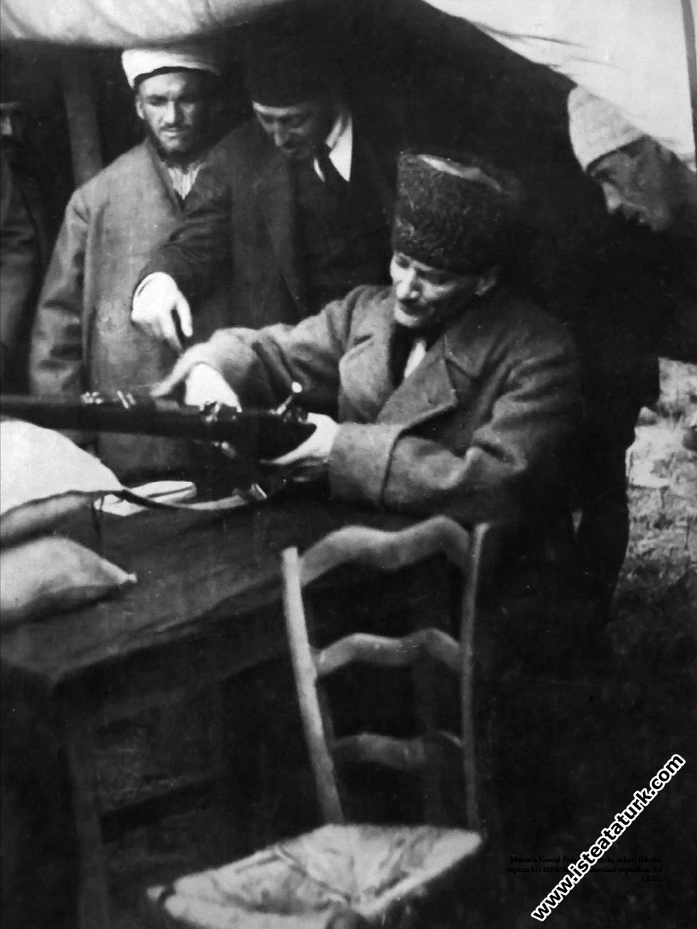 Başkomutan Mustafa Kemal Paşa, Ankara İmalat-ı Harbiye Fabrikalarının işçi ve ustaları tarafından hazırlanan tüfekleri denerken. (1920)