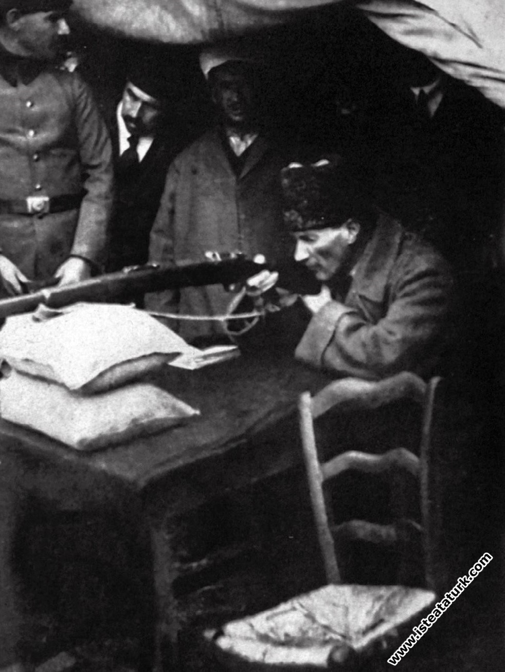 Başkomutan Mustafa Kemal Paşa, Ankara İmalat-ı Harbiye Fabrikalarının işçi ve ustaları tarafından hazırlanan tüfekleri denerken. (1920)