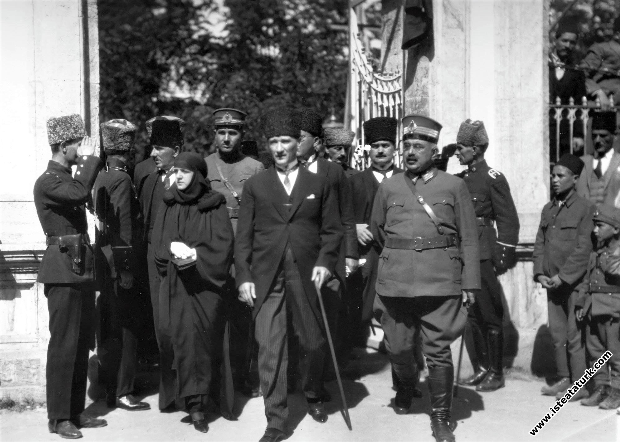Mustafa Kemal Atatürk, eşi Latife hanım ve General Ali Hikmet Ayerdem'le birlikte, Bursa Orhan Gazi Türbesi'nde. (11 Eylül 1924)
