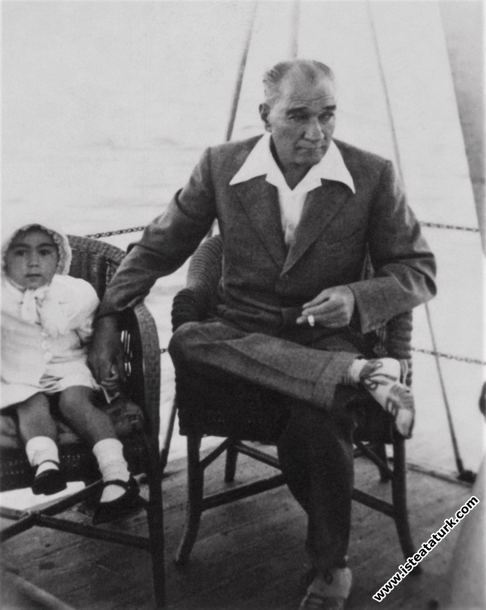 Atatürk manevi kızı Ülkü ile birlikte. (1936)