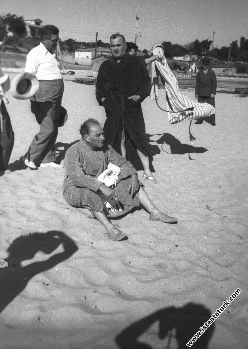 Mustafa Kemal Atatürk, Florya’da  yakın arkadaşı  Kılıç Ali ile dinlenirken, İstanbul. (07.07.1935)