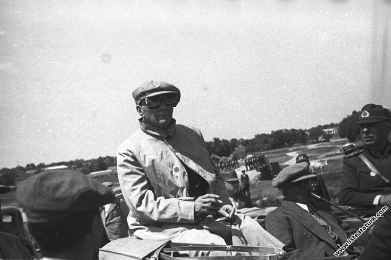 Mustafa Kemal Atatürk Çorlu Çerkezköy yakınlarındaki Trakya Manevraları'nda, arabada yanında Başbakan İsmet İnönü bulunmaktadır. (17-20.08.1937)