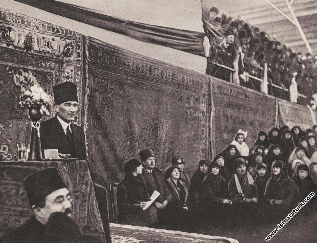 Başkomutan Mustafa Kemal, İzmir'de Kadınlar Birliği Kongresi’nde. (02.02.1923)