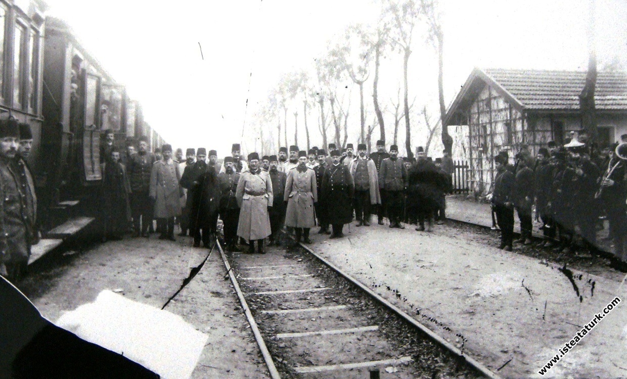 Mustafa Kemal yerli ve yabancı askeri heyetlerle Manastır’da tren istasyonunda. (1909)