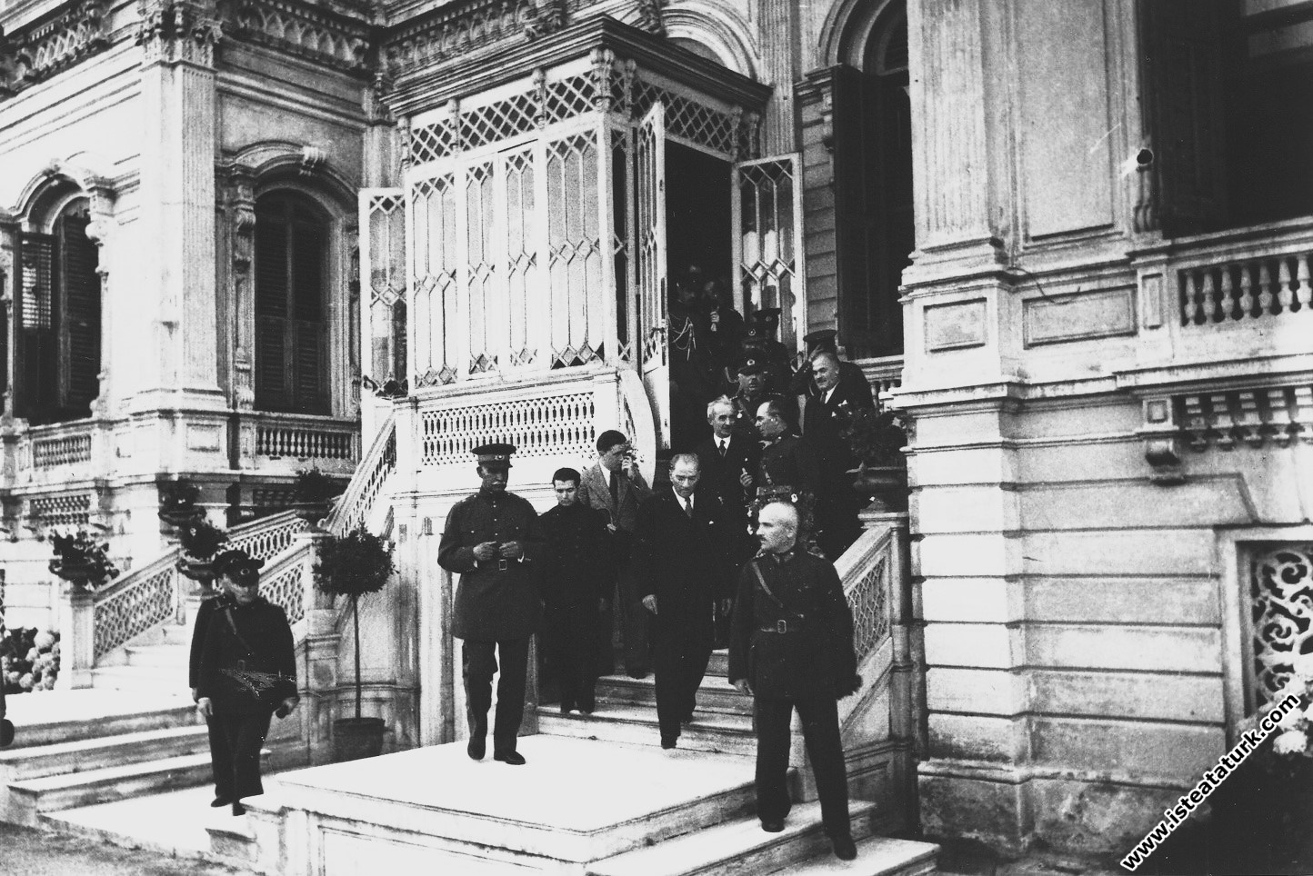 Mustafa Kemal Atatürk, İran Şahı ve İsmet İnönü İle birlikte Yıldız Sarayı'ndan çıkarken. (06.1934)