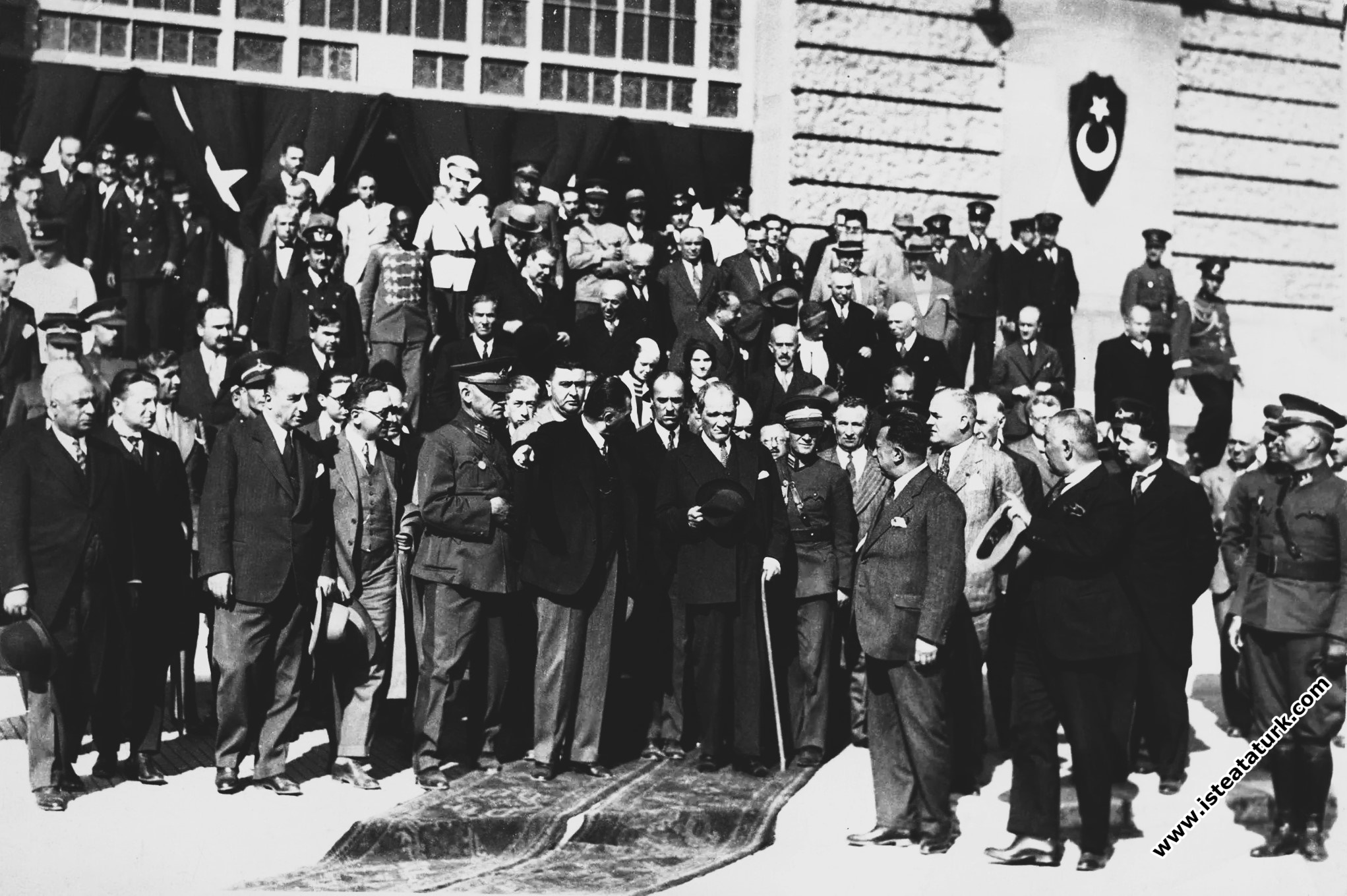 Mustafa Kemal Atatürk, İstanbul'da Haydarpaşa Garı'ndan çıkarken. (12.09.1933)