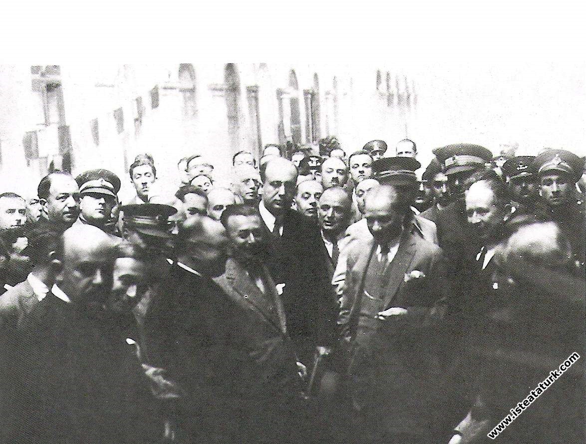 Mustafa Kemal Atatürk'ün Bornova'da karşılanışı. (02.02.1933)