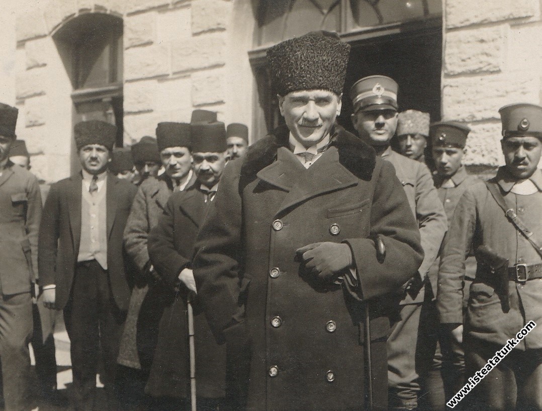 Mustafa Kemal Atatürk, Paris'e sefir olarak giden Fethi Okyar'ı uğurlamak için Ankara İstasyonu'na gelirken. (27.03.1925) 