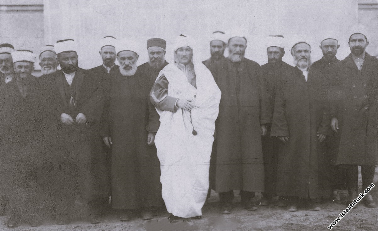 Ankara'da Libya yerel kıyafetleriyle Milletvekilleri arasında. (23.04.1920)