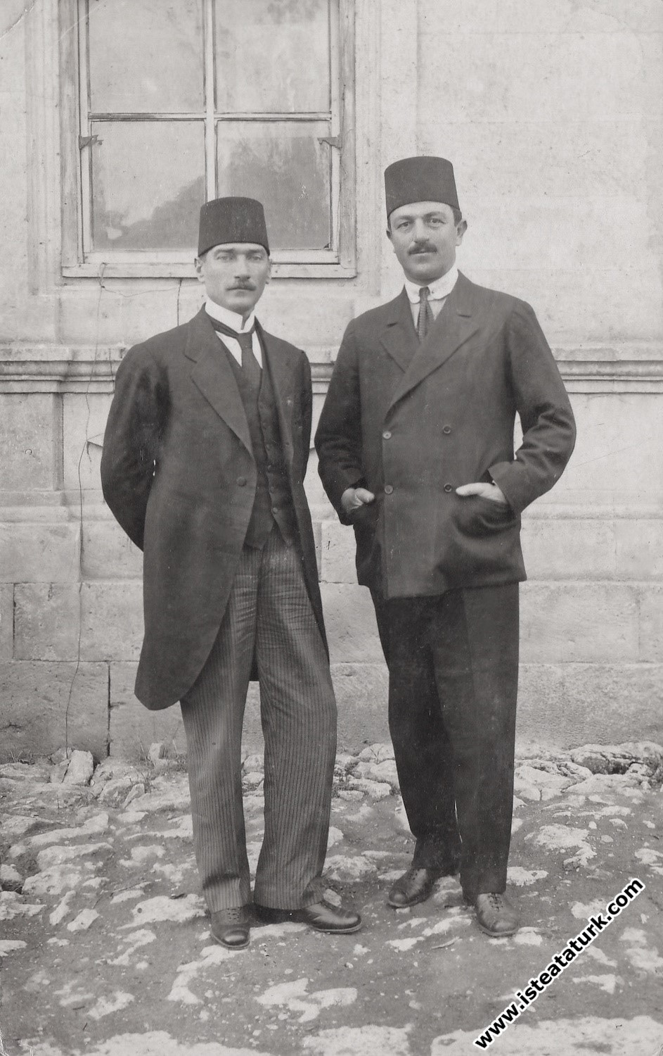 Mustafa Kemal Paşa,Eski Bahriye Nazırı H. Rauf Orbay ile Sivas Kongresi günlerinde kongre binası önünde. (04.09. 1919)