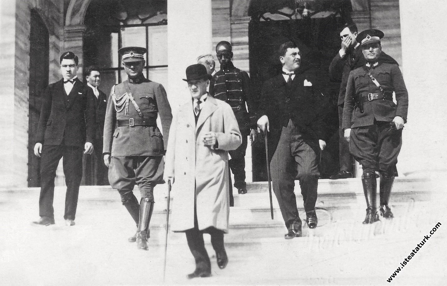 Mustafa Kemal Atatürk Dolmabahçe Sarayı'ndan ç...