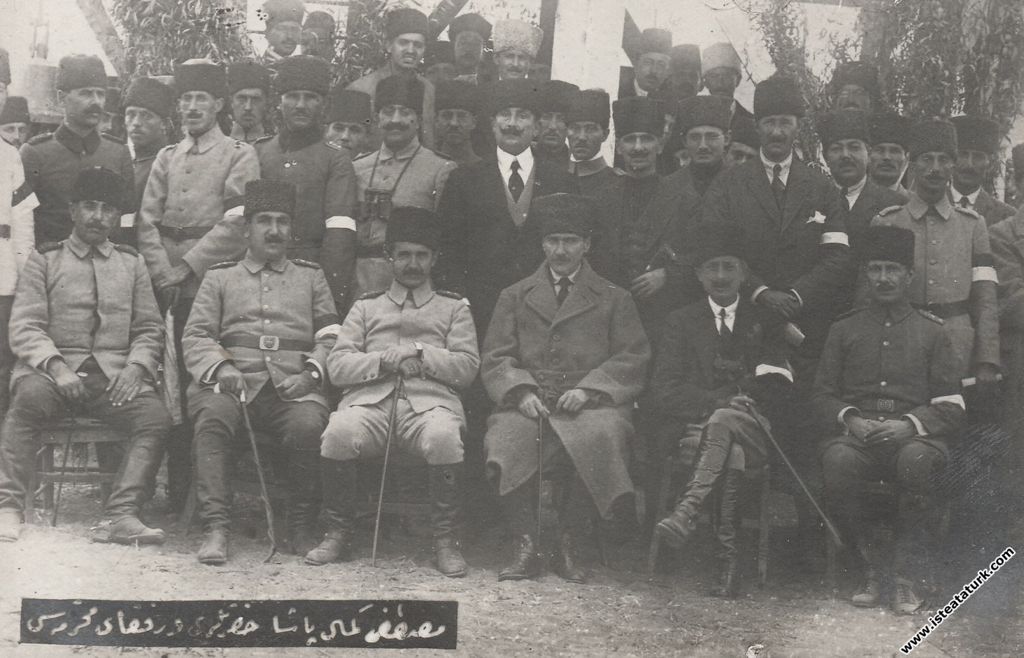 Yakın arkadaşlarıyla birlikte, Ankara'da at yarışlarında. (30.10.1920)