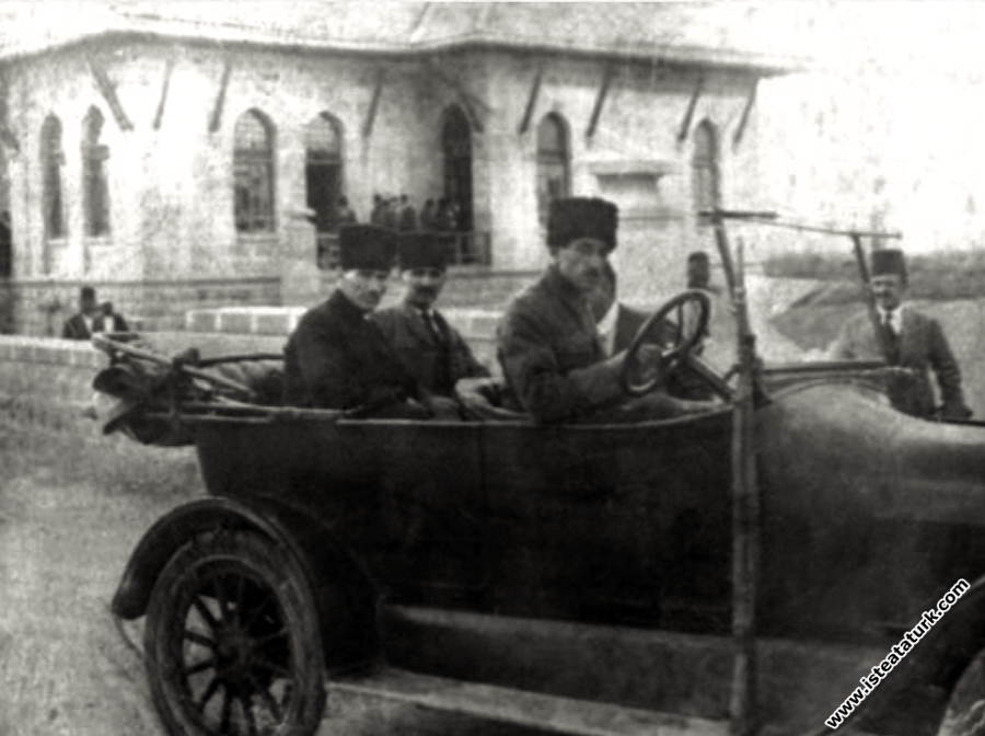 Meclis çıkışında otomobille giderken, Ankara. (01.10.1920)
