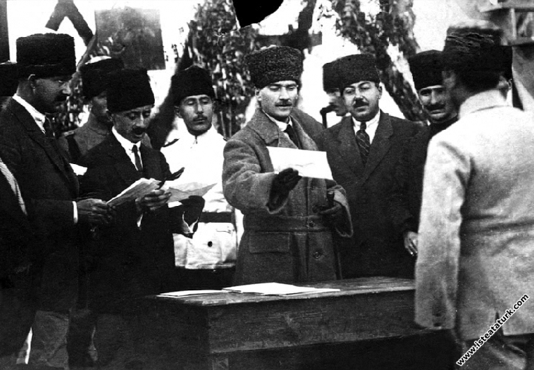 Yakın arkadaşlarıyla Ankara'da bir at yarışında. (30.10.1920)