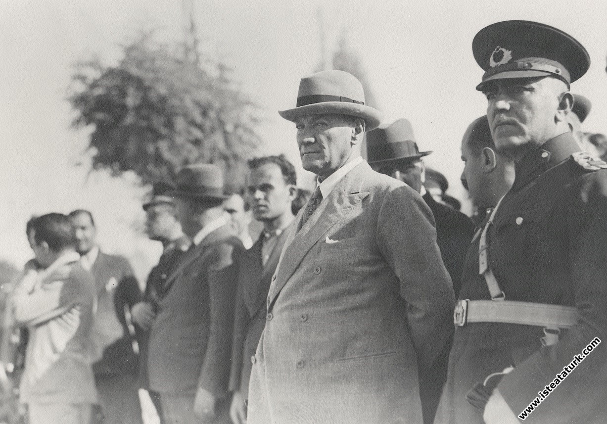 Atatürk Mersin seyahati'nde, tören birliğini denetlerken. (20.05.1938