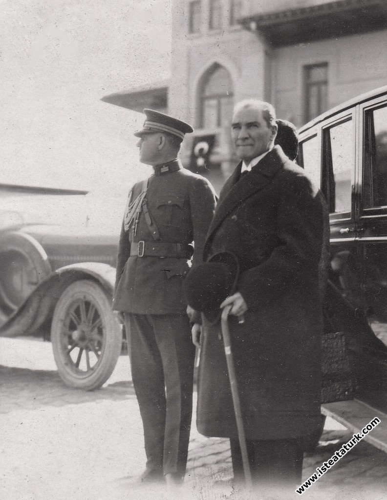 Mustafa Kemal Atatürk Cumhuriyet Halk Partisi'nin II. Büyük Kongresi’nde Büyük Nutku'nu okuduktan sonra ayrılırken, Ankara Palas Oteli önünde. (15.10.1927)