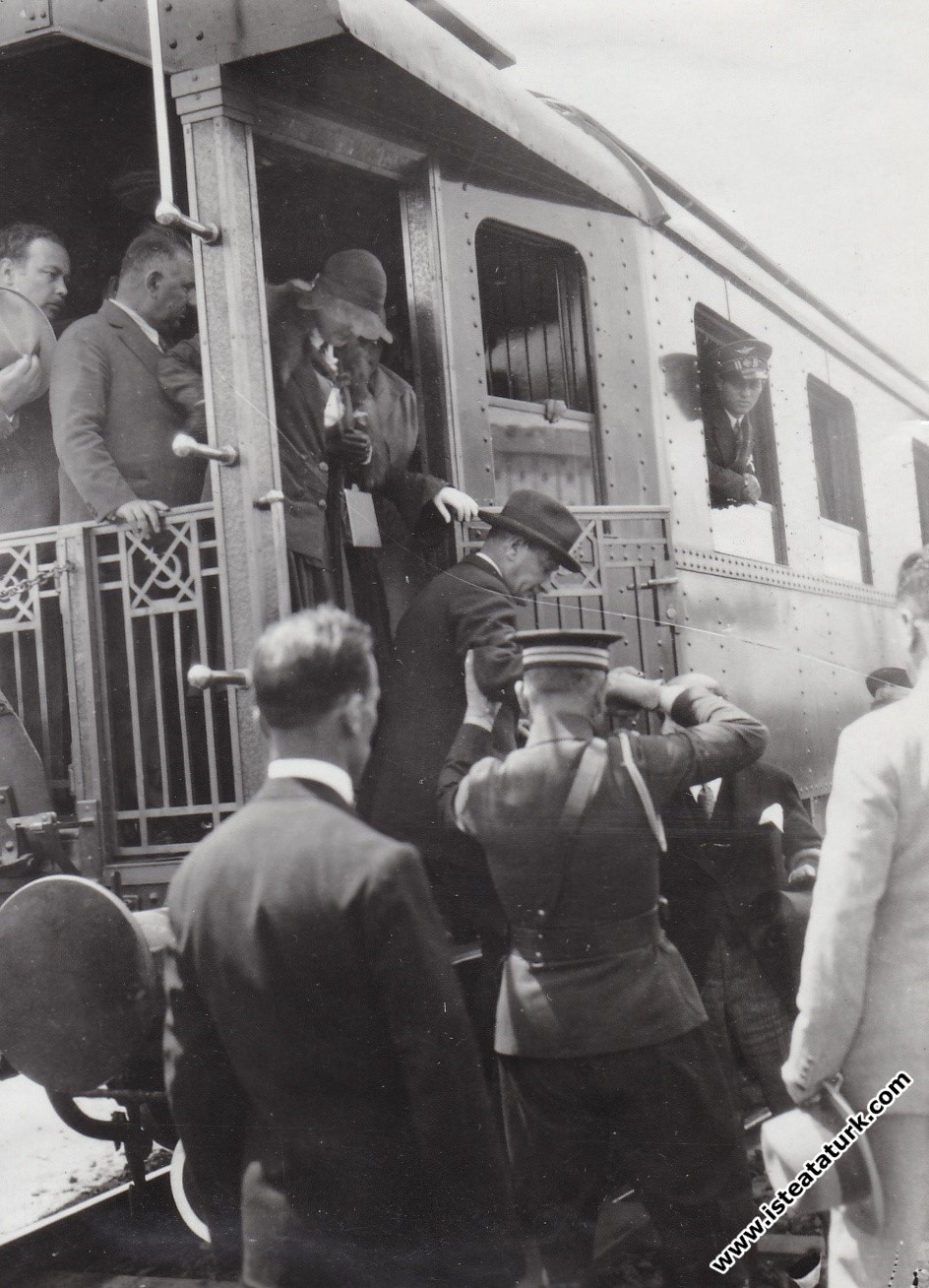 Mustafa Kemal Atatürk'ün İstanbul'a gelişinde, Haydarpaşa Garı'nda karşılanması. (11.06.1930)