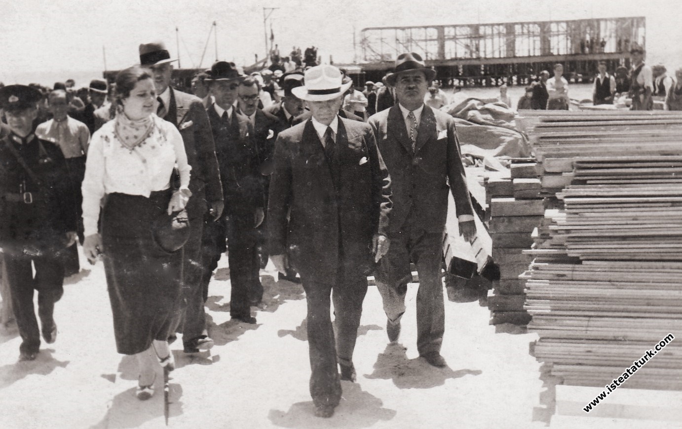 Mustafa Kemal Atatürk Florya'da Deniz Köşk'ü inşaatını denetlerken. (28.06.1935)