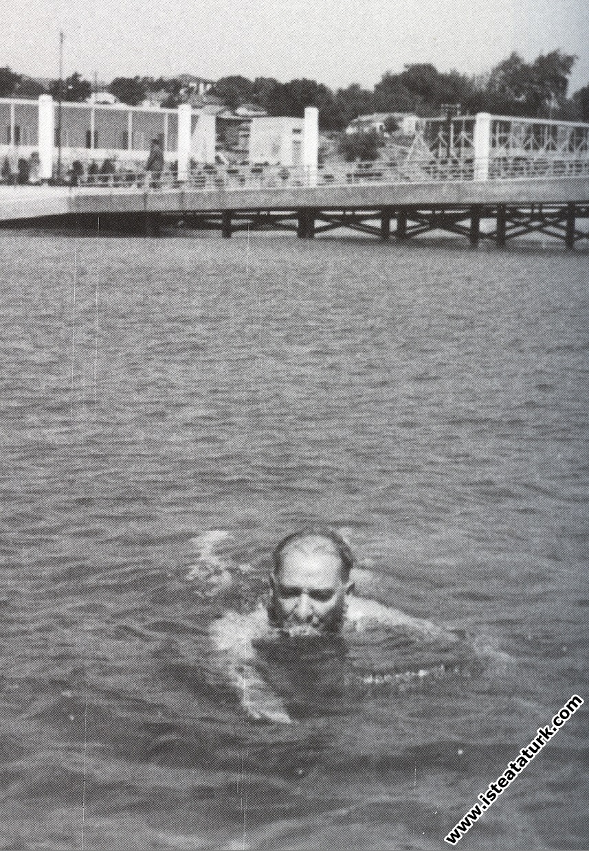 Mustafa Kemal Atatürk Florya'da yüzerken, İstanbul. (07.07.1935)