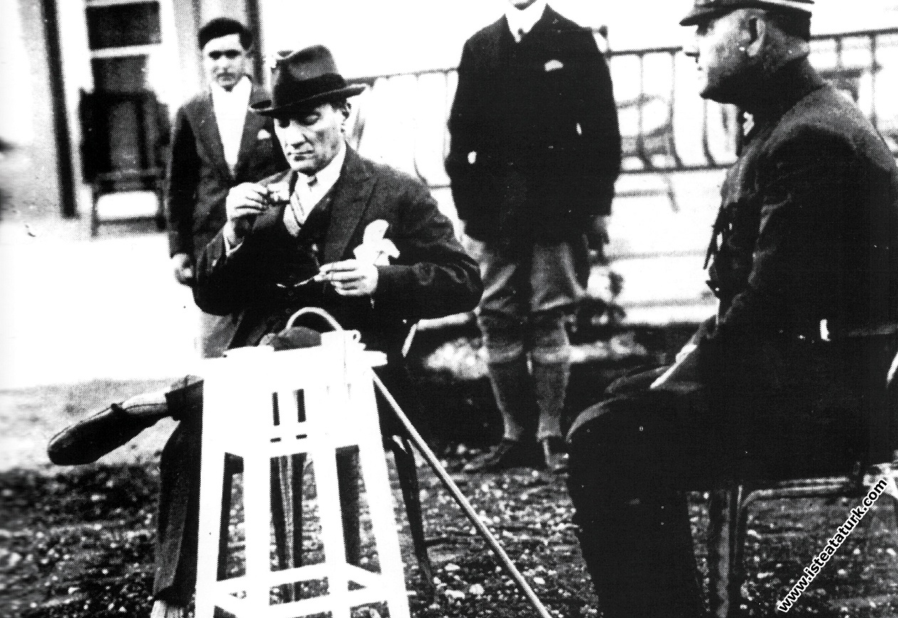 Mustafa Kemal Atatürk Gazi Orman Çiftliği�nde Marmara Köşkü�nün önünde
