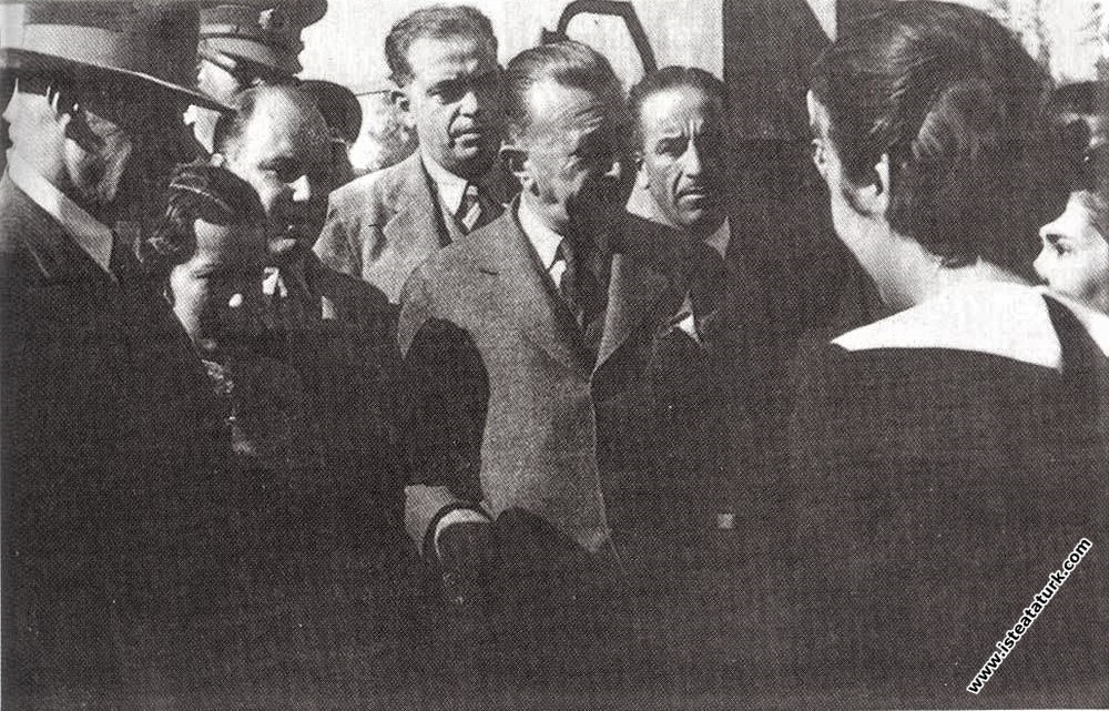 Adana Kız Lisesi öğrencilerinden Meliha Yurtman ve Sabahat Türkmen isimli Hataylı iki kız öğrenci ellerinde buketlerle Atatürk'ü karşılıyor. (19 kasım 1937)
