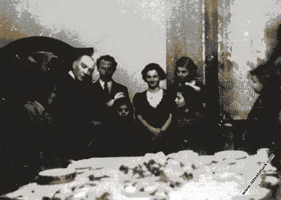 Atatürk Adana'da İsmet Paşa Kız Enstitüsü'nünde bir derste. (19 Kasım 1937)