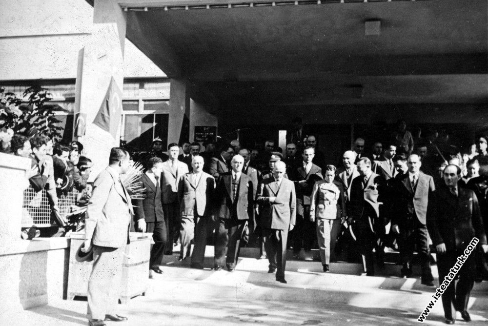 Atatürk Adana'da İsmet Paşa Kız Enstitüsü'nünde. (19 Kasım 1937)