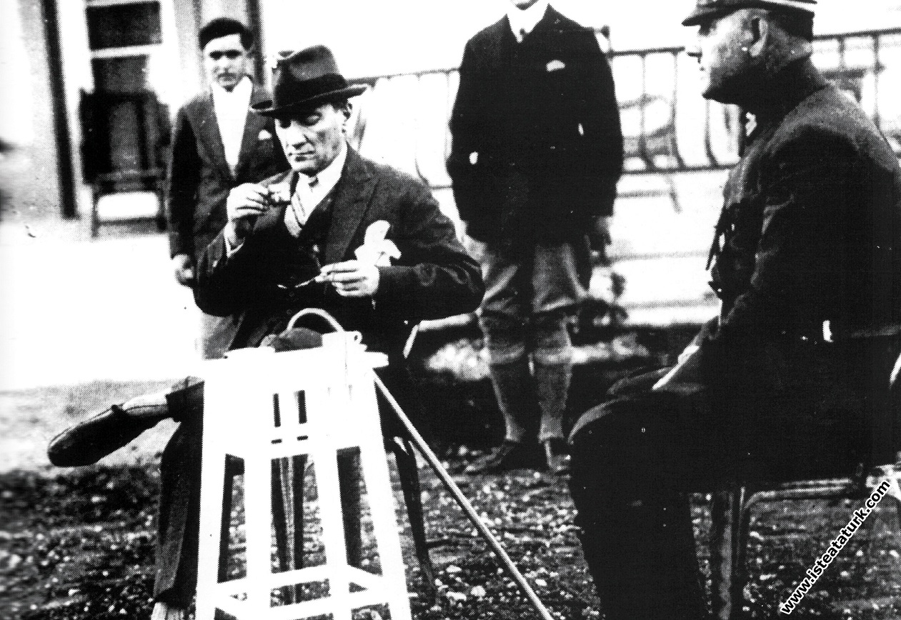 Mustafa Kemal Atatürk Gazi Orman Çiftliği'nde Marmara Köşkü'nün önünde kahve içerken. (3 Nisan 1930)