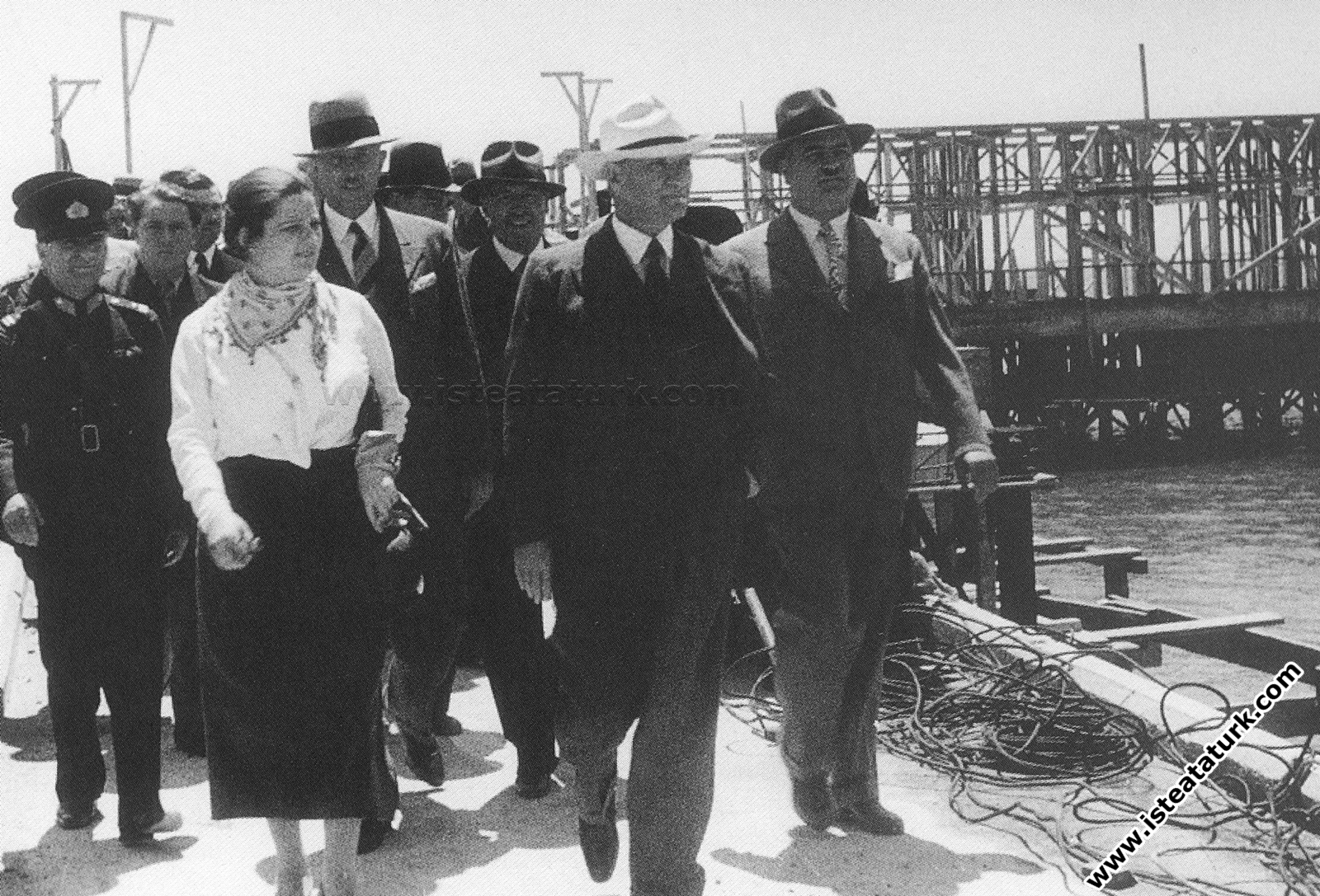 Florya'da Deniz Köşk'ü inşaatını denetlerken. (28 Haziran 1935)