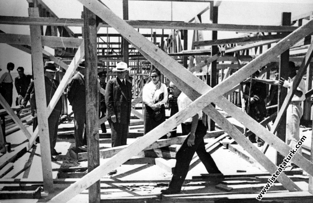 Florya'da Deniz Köşk'ü inşaatını denetlerken. (28 Haziran 1935)