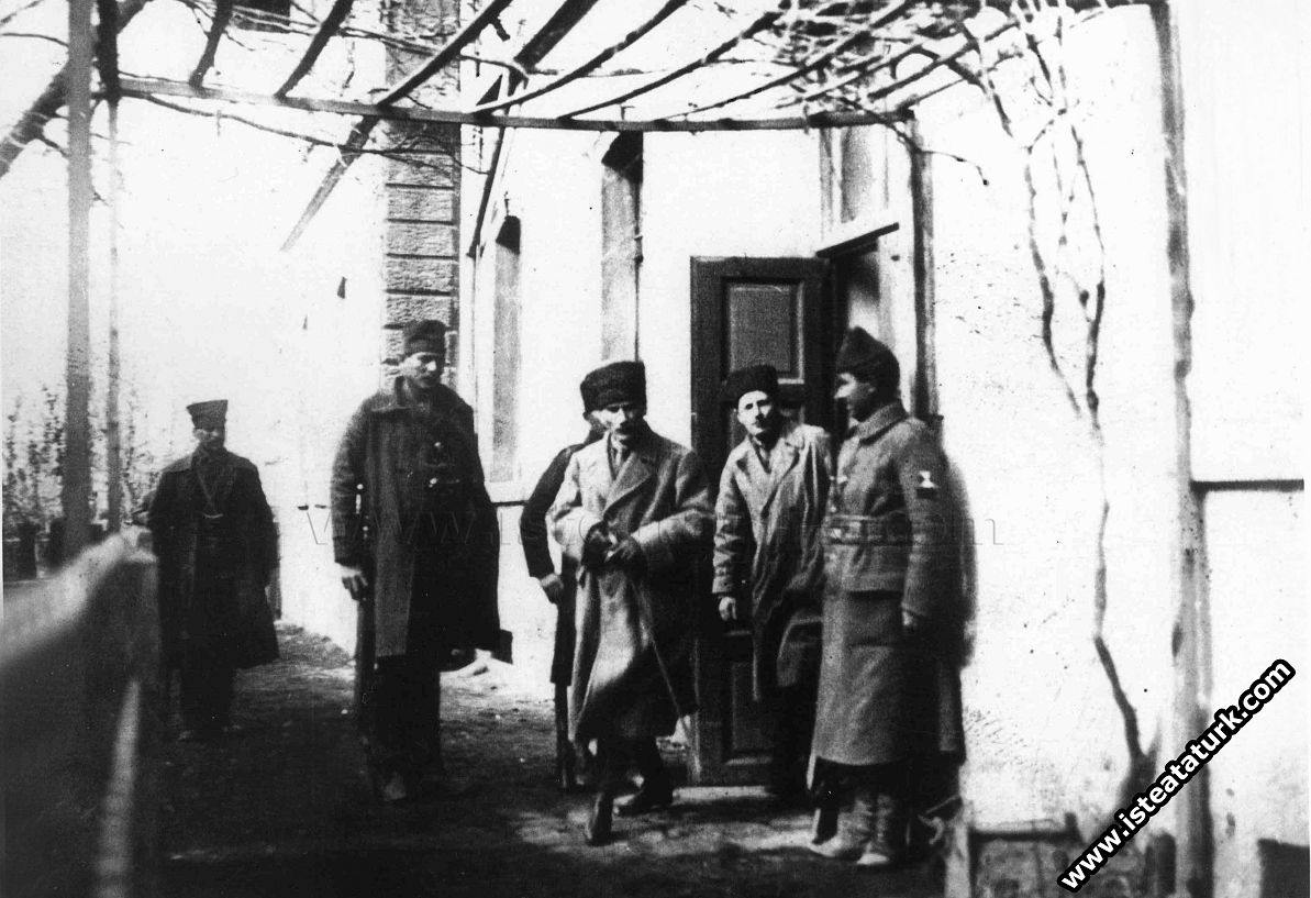 Mustafa Kemal Ankara'daki İkinci Karargahı, İstasyon'daki Direksiyon adı verilen binadan çıkarken. (1920)