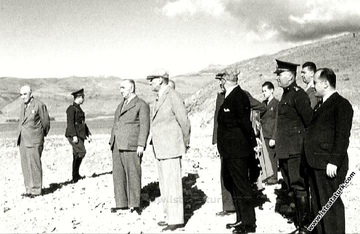 Atatürk Doğu Anadolu Gezisinde, Malatya'dan Diyarbakır'a giderken mola verilen Hazar Gölü kıyısında incelemelerde bulunuyor. (14 Kasım 1937)