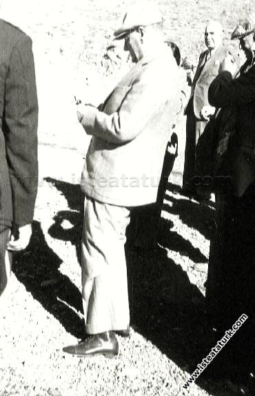 Atatürk Doğu Anadolu Gezisinde, Malatya'dan Diyarbakır'a giderken mola verilen Hazar Gölü kıyısında incelemelerde bulunuyor. (14 Kasım 1937)