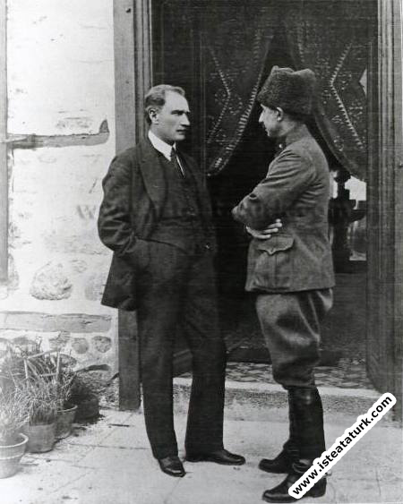 Mustafa Kemal, Çankaya'da İsmet İnönü ile beraber. (4 Haziran 1921)
