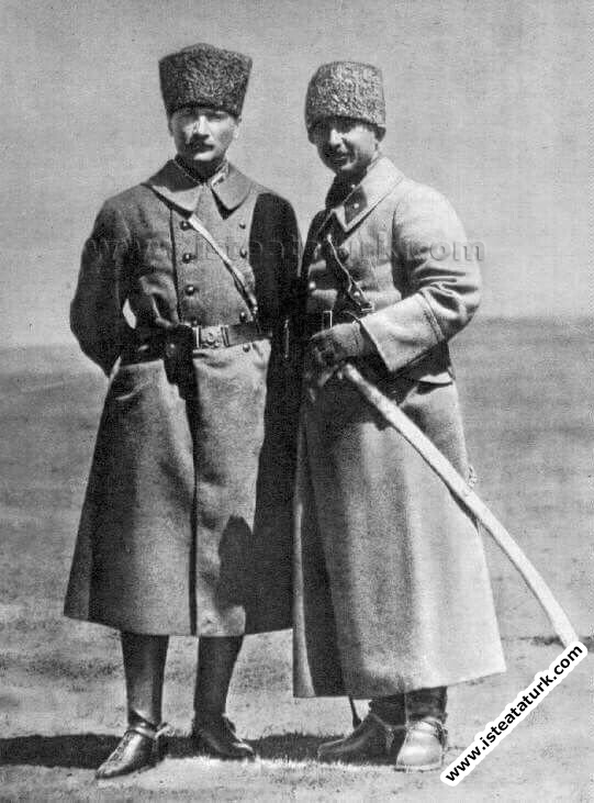 Mustafa Kenal Paşa  ve İsmet Paşa  Ilgın Manevraları'nda Büyük Taarruz öncesi ordunun hazırlıklarını denetliyor. (1 Nisan 1922)