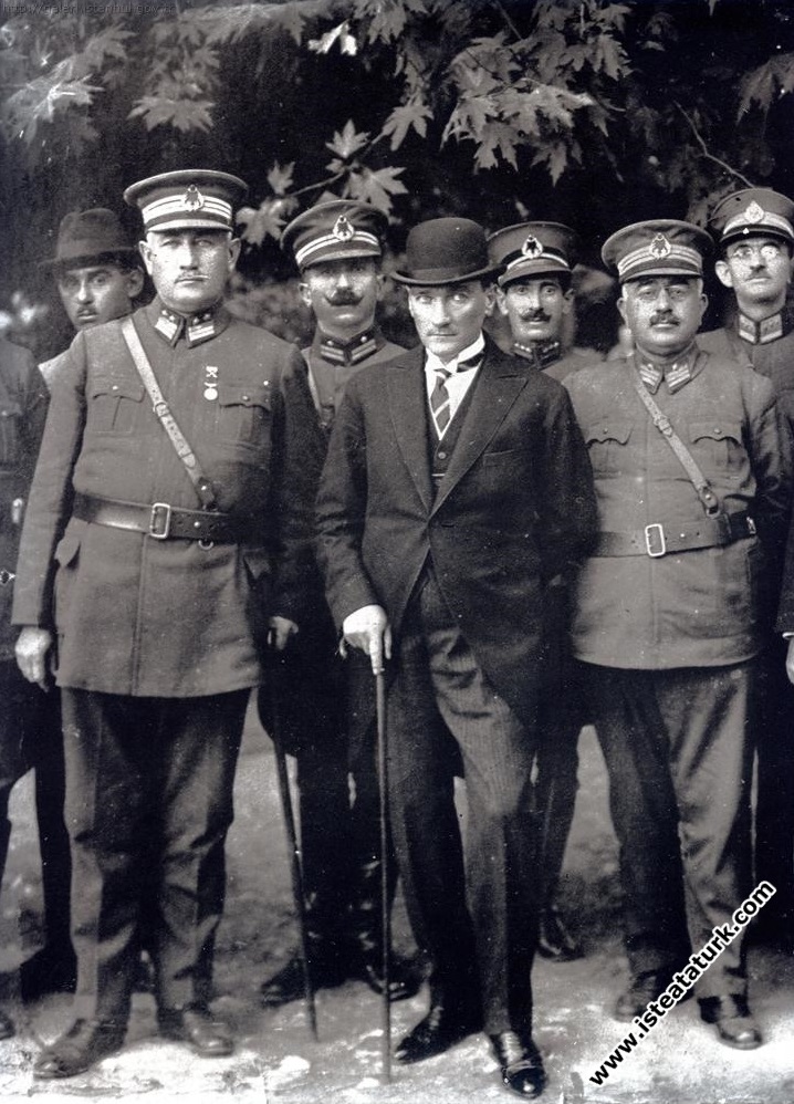 Mustafa Kemal Paşa Bursa'da General Ali Sait Akbaytugan'la. (1925)