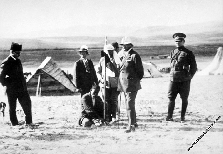 Atatürk  Gazi Orman Çiftliği’nde. (5 Mayıs 1925)