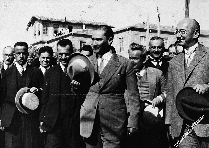 Kastamonu'da şapka giymenin gereğini anlatan Atatürk, Ankara’ya dönüşünde şapka giymiş bir topluluk tarafından karşılanıyor. (1 Eylül 1925)