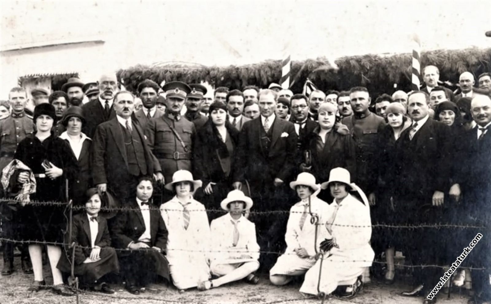 Bilecik Bozüyük'te Çolak İbrahim Bey'in kereste fabrikasını ziyareti sırasında. (20.05.1926)