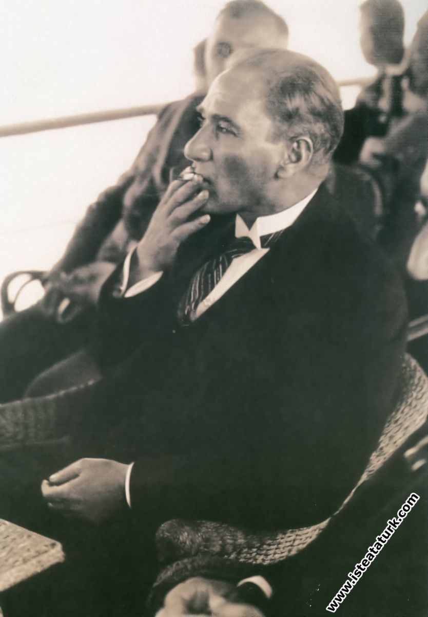 Mustafa Kemal Atatürk İstanbul'a gelişinde Ertuğrul Yatı'nda güvertede. (1 Temmuz 1927)