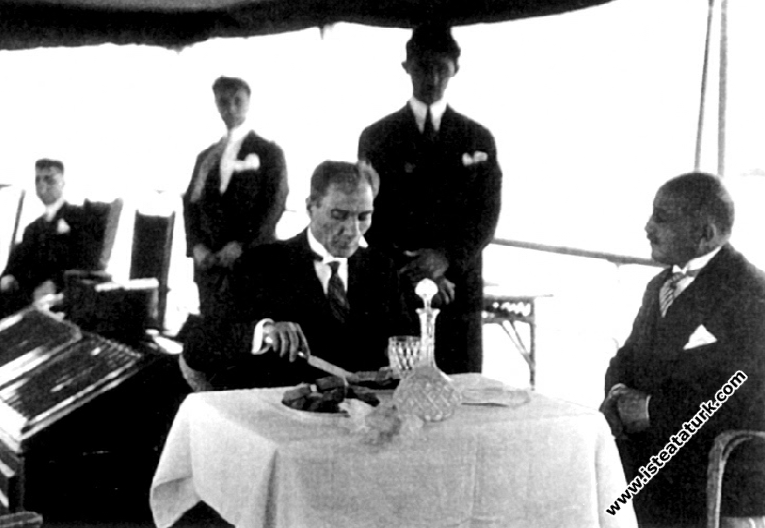 Ertuğrul Yatı’nda öğle yemeği sırasında. (1 Temmuz 1927)