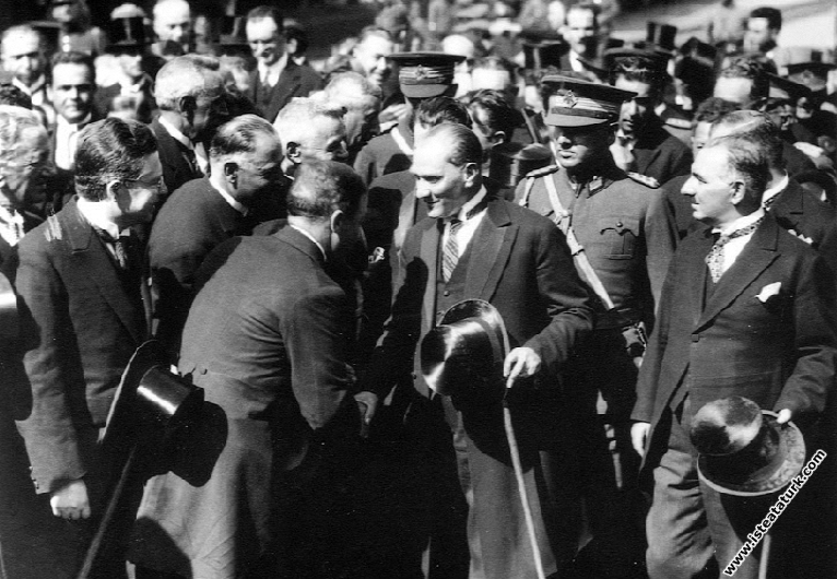Mustafa Kemal Atatürk'ün İzmit İstasyonu’nunda karşılanması. (5 Haziran 1928)