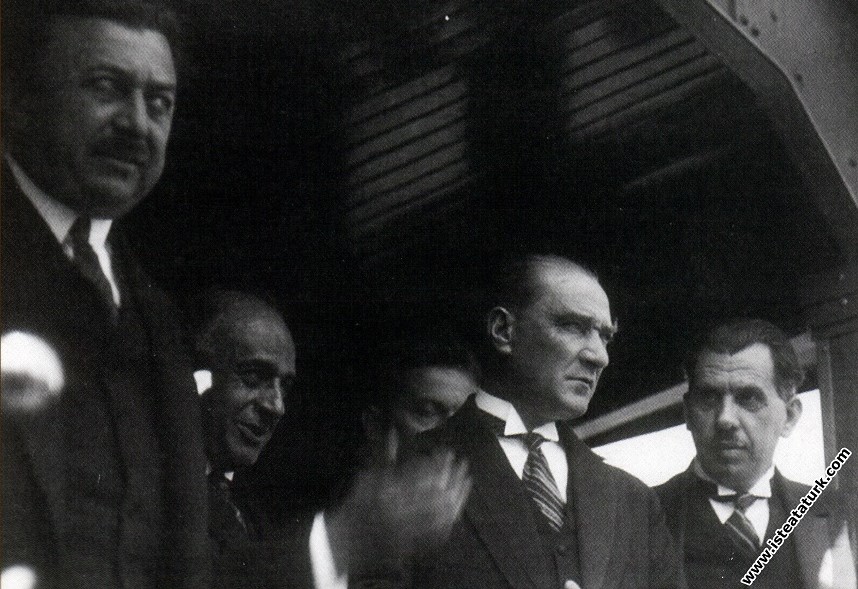 Mustafa Kemal Atatürk İstanbul'a gelirken İzmit Garı'nda. (5 Haziran 1928)